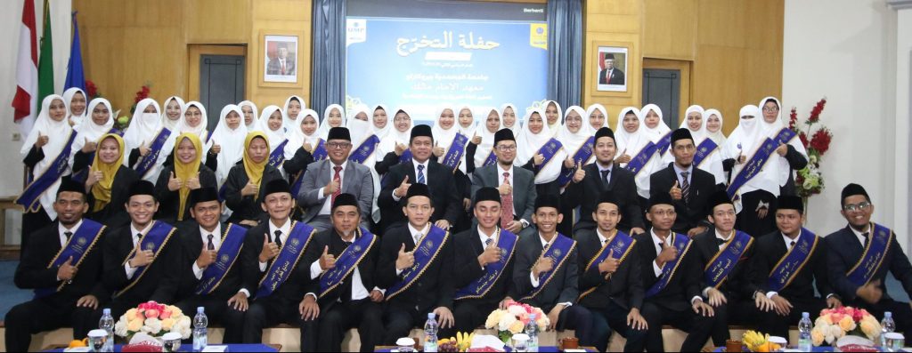 Foto Bersama Seluruh Wisudawan