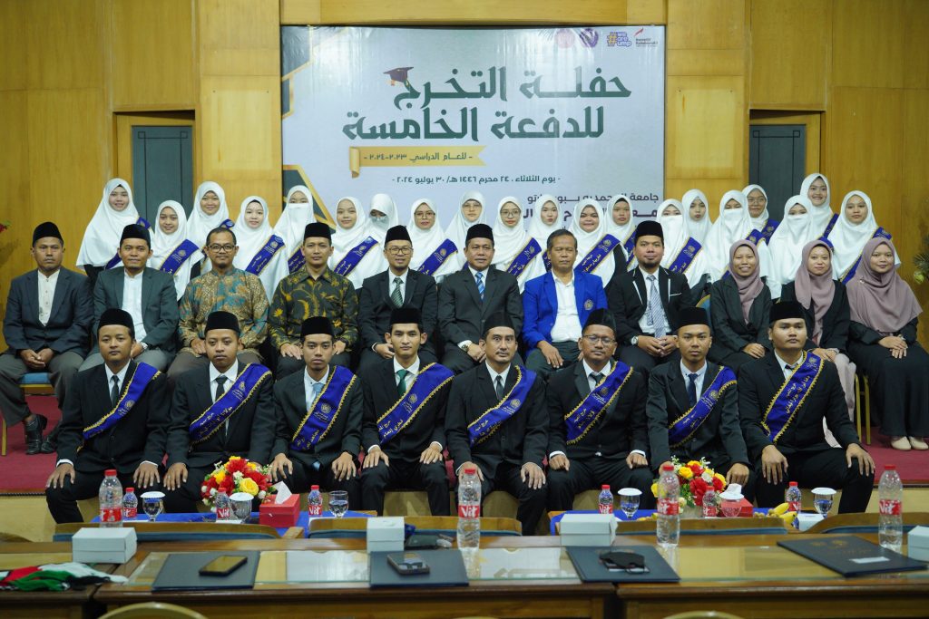 Foto Bersama Wisudawan Mahad Al Imam Malik UMP dengan Rektor UMP